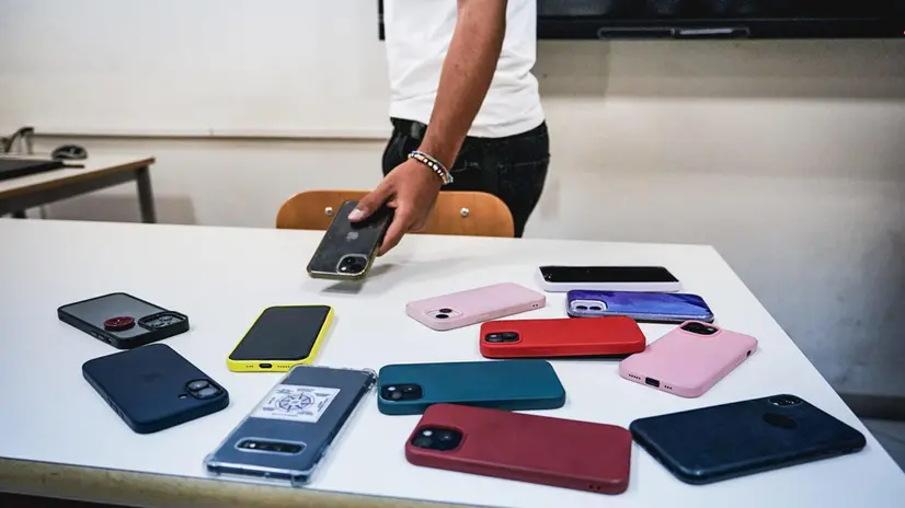 GLi studenti lasciano i loro telefoni cellulari all'ingresso della classe dopo il divieto di utilizzo all'interno dei locali scolastici. Inizio anno scolastico per gli studenti del liceo Massimo D'Azeglio. Torino 10 settembre 2025 ANSA/TINO ROMANO (Cellulari, scuola, Spmartphone, generica, simbolica)