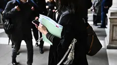 Avvocato a palazzo di Giustizia. Genova, 27 marzo 2025. ANSA/LUCA ZENNARO (Avvocati, avvocato, processo, processi, palazzo di giustizia, incartamenti, legale, legali)