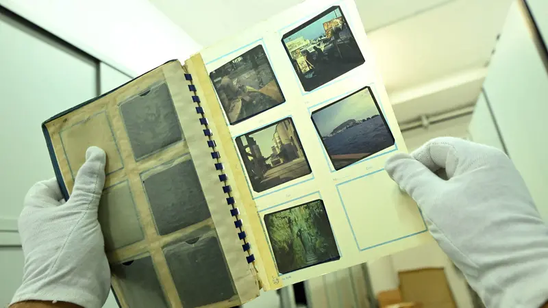 Il materiale è delicato: viene maneggiato coi guanti - Foto New Reporter Favretto © www.giornaledibrescia.it