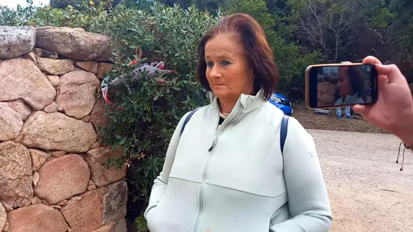 Femminicidio in Gallura: Nicolina Giagheddu, madre di Emanuele Ragnedda davanti alla tenuta ConcaEntosa di Palau - Foto della collaboratrice Antonella Brianda