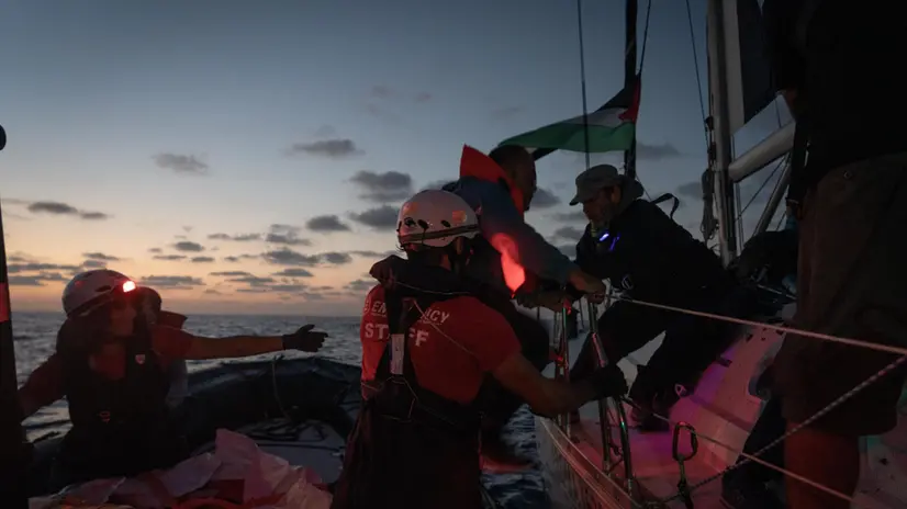 La Life Support di Emergency, che sta accompagnando la Global Sumud Flotilla in navigazione in acque internazionali con il ruolo di nave osservatrice e di supporto medico e logistico, prima dell'alba ha prestato soccorso a una delle barche della flotta, la Johnny M, per una avaria non risolvibile in mare, 29 settembre 2025. ANSA/US EMEGERCY +++USARE SOLO PER ILLUSTRARE OGGI LA NOTIZIA INDICATA NEL TITOLO - NON ARCHIVIARE - NON VENDERE - NON USARE PER FINI NON GIORNALISTICI - NPK+++