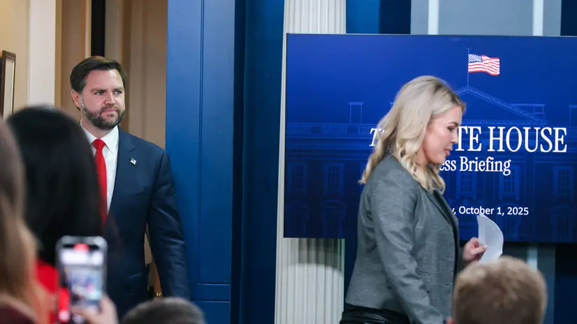 epa12421024 US Vice President JD Vance (L) and White House Press Secretary Karoline Leavitt arrive for a press briefing in the James S. Brady Press Briefing Room at the White House in Washington, DC, USA, 01 October 2025. EPA/SAMUEL CORUM / POOL