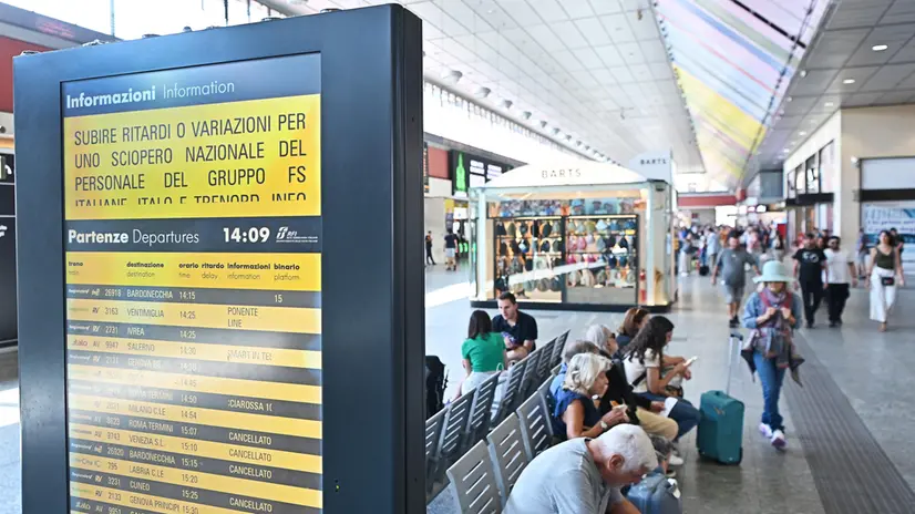 Sciopero nazionale del personale del grupp FS Italiane presso la stazione di Porta Nuova, Torino, 5 settembre 2025 ANSA/ ALESSANDRO DI MARCO