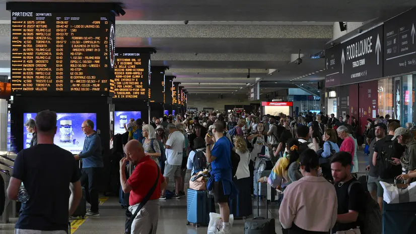 Passeggeri in transito alla stazione Termini, Roma, 22 settembre 2025. Alcuni treni regionali cancellati e ritardi fino a 80 minuti stamattina a Roma nel giorno dello sciopero generale indetto in solidarieta’ alla popolazione di Gaza. ANSA/ETTORE FERRARI