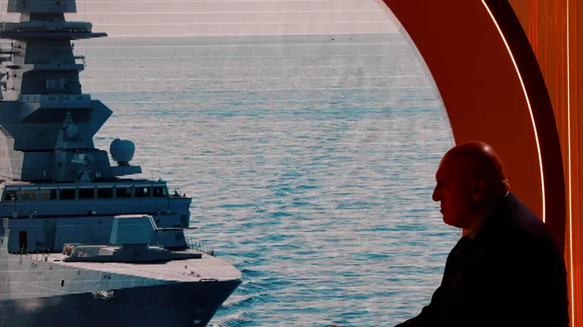 Il ministro della difesa Guido Crosetto e sullo sfondo una foto di una nave della marina militare, durante la trasmissione televisiva ‘’Cinque Minuti’’ in onda su Rai Uno, Roma 29 settembre 2025. ANSA/FABIO FRUSTACI
