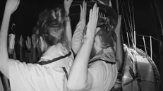 LIVESTREAM OF GLOBAL SUMUD FLOTILLA frame con le mani alzate