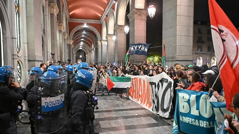 Corteo pro pal a Torino davanti a porta nuova, 2 ottobre 2025 ANSA/ALESSANDRO DI MARCO
