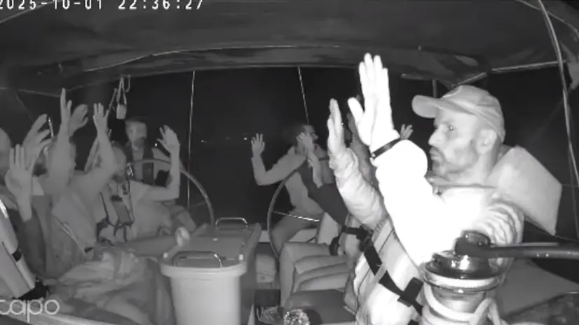 LIVESTREAM OF GLOBAL SUMUD FLOTILLA frame con le mani alzate