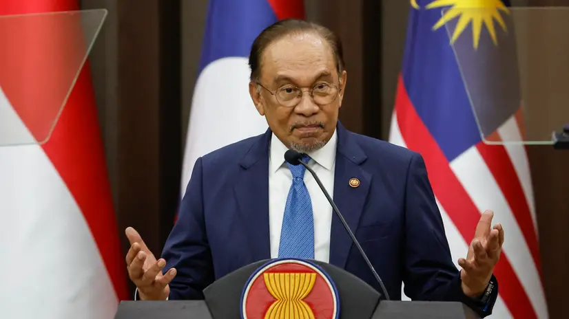 epa12269919 Malaysia’s Prime Minister Anwar Ibrahim delivers his speech during his visit at the the Association of Southeast Asian Nations (ASEAN) Secretariat in Jakarta, Indonesia, 29 July 2025. Malaysia's Prime Minister Anwar Ibrahim visits Indonesia for the 13th annual consultation between Indonesia and Malaysia, and to improve ties between the two countries. EPA/MAST IRHAM