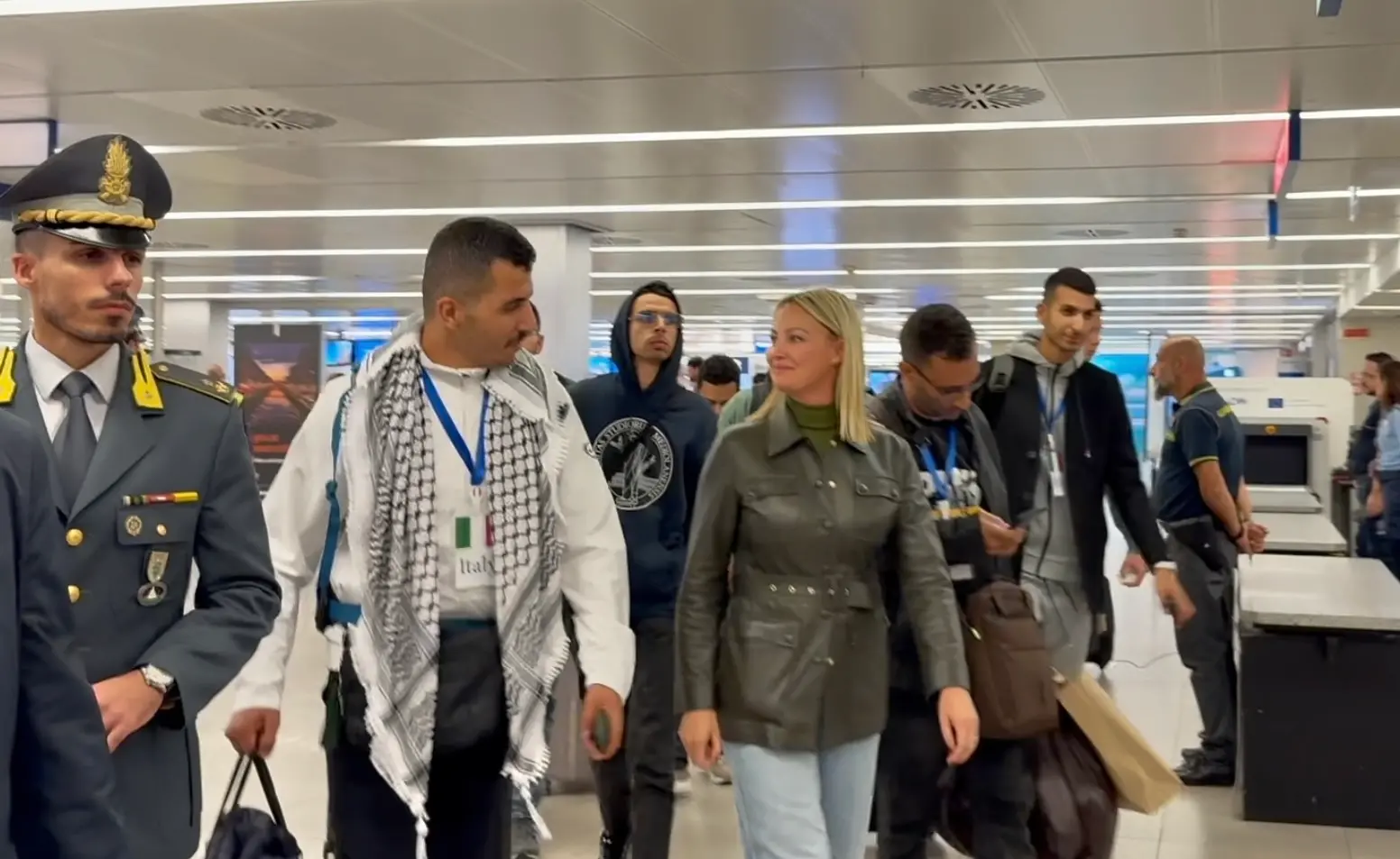 L'arrivo degli studenti e delle famiglie palestinesi a Linate