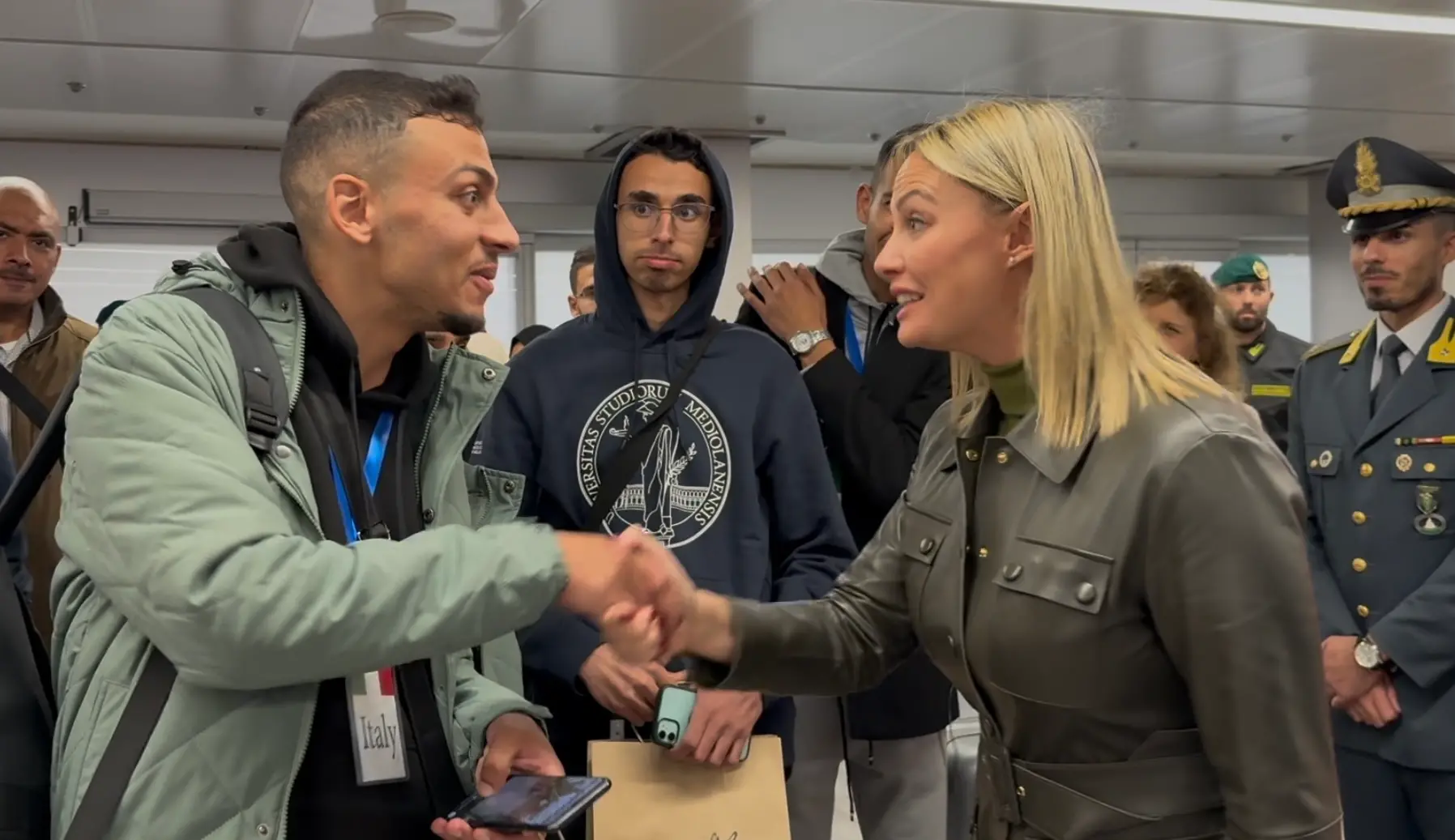 L'arrivo degli studenti e delle famiglie palestinesi a Linate