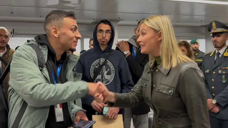 L'arrivo degli studenti e delle famiglie palestinesi a Linate