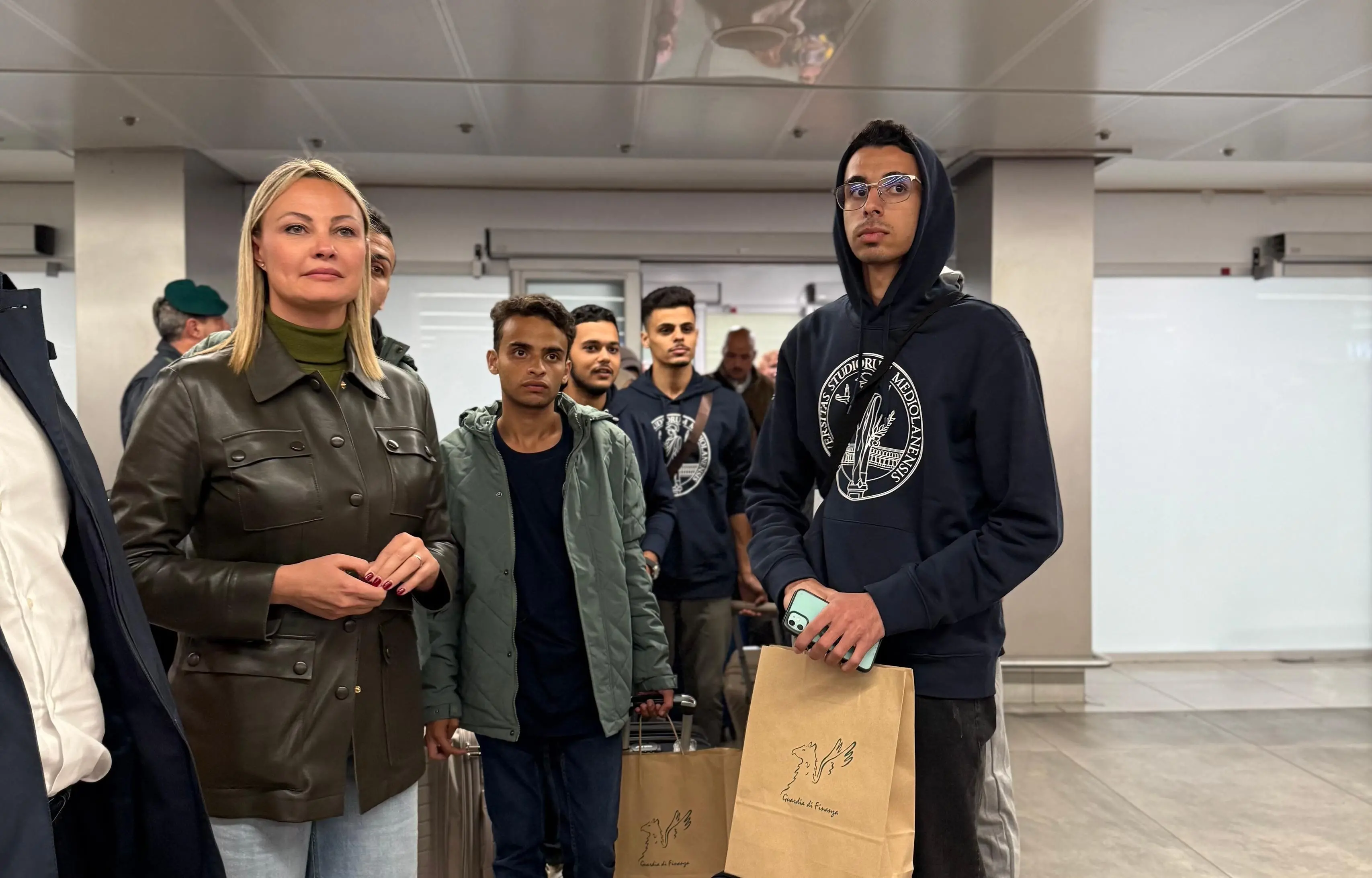 L'arrivo degli studenti e delle famiglie palestinesi a Linate
