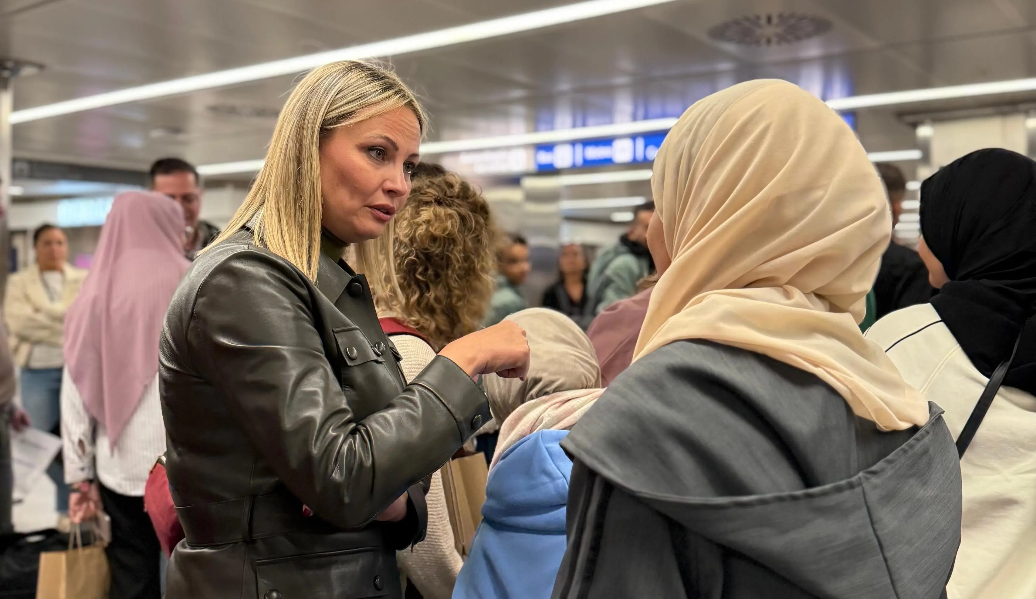 L'arrivo degli studenti e delle famiglie palestinesi a Linate