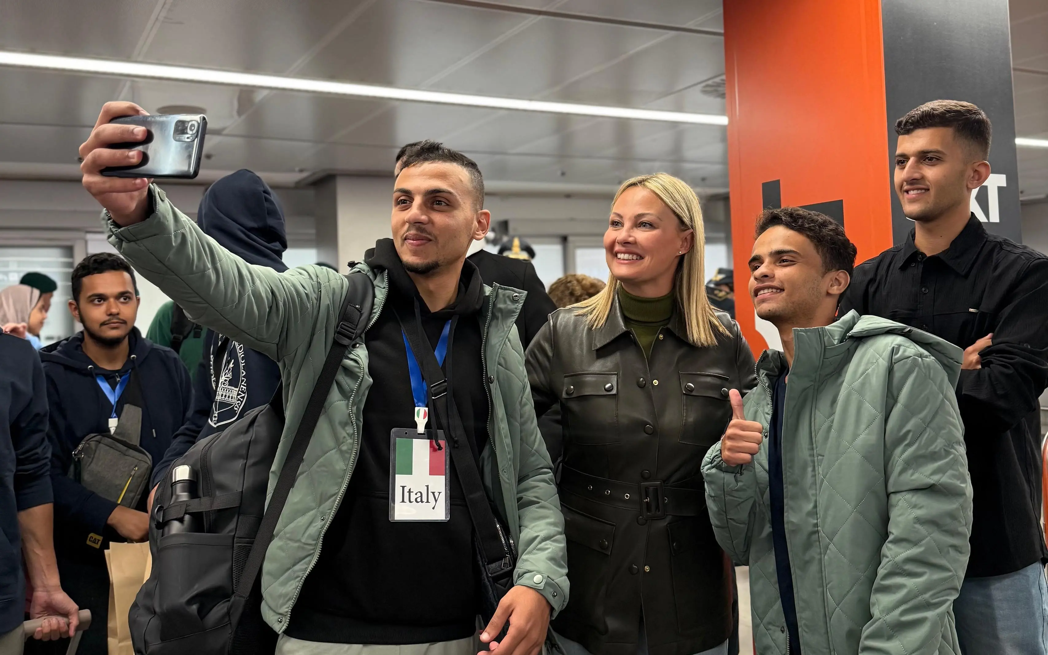 L'arrivo degli studenti e delle famiglie palestinesi a Linate