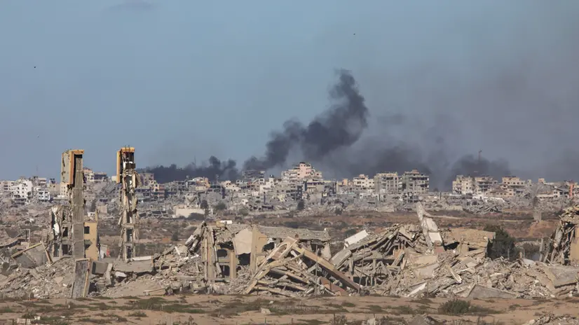 epa12420425 Smoke billows after Israeli airstrikes on the coastal area, northwest of Nuseirat refugee camp, as they are displaced southward from Wadi Gaza following an Israeli announcement of the closure of Al-Rashid road toward the north, Gaza Strip, 01 October 2025. More than 66,000 Palestinians have been killed in the Gaza Strip since October 2023, according to the Palestinian Ministry of Health, and about 1,200 Israelis have been killed since the launch of an Israeli military campaign in response to a cross-border attack by Hamas on 07 October 2023. EPA/HAITHAM IMAD