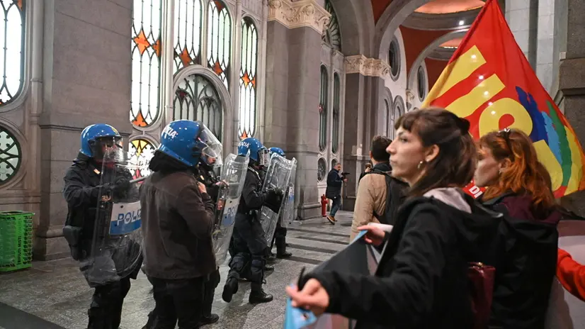Corteo pro pal a Torino davanti a porta nuova, 2 ottobre 2025 ANSA/ALESSANDRO DI MARCO