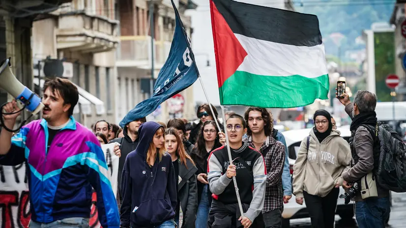 Protesta studenti universitari pro Palestina durante la cerimonia di insediamento della rettrice dell'Università di Torino, Cristina Prandi presso aula magna Cavallerizza Reale. Torino 01 ottobre 2025 ANSA/TINO ROMANO