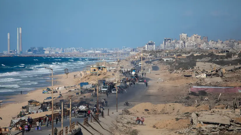 epa12420431 Displaced Palestinians carrying their belongings arrive at Al-Rashid road, northwest of Nuseirat refugee camp, move southward from Wadi Gaza following an Israeli announcement of the closure of Al-Rashid road toward the north, Gaza Strip, 01 October 2025. More than 66,000 Palestinians have been killed in the Gaza Strip since October 2023, according to the Palestinian Ministry of Health, and about 1,200 Israelis have been killed since the launch of an Israeli military campaign in response to a cross-border attack by Hamas on 07 October 2023. EPA/HAITHAM IMAD