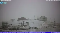 La cima del Gran Sasso imbiancata con la prima nevicata della stagione, in un'immagine tratta dai filmati delle webcam di AQ Caput Frigoris presenti sul territorio abruzzese, Teramo, 2 ottobre 2025. +++ USARE SOLO PER ILLUSTRARE OGGI LA NOTIZIA INDICATA NEL TITOLO - NON ARCHIVIARE – FOTO NON IN VENDITA - DA USARE SOLO PER FINI GIORNALISTICI - NPK+++