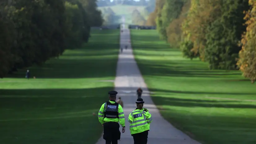 epa12379576 Police make security sweeps near Windsor Castle in Windsor, Britain, 15 September 2025. US President Donald Trump is making an official state visit to the UK from 17 to 19 September. EPA/NEIL HALL