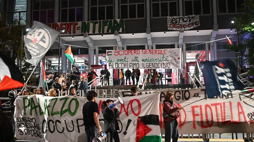 Corteo Pro Palestina sfila per le vie di Torino, 1ottobre 2025 ANSA/ALESSANDRO DI MARCO