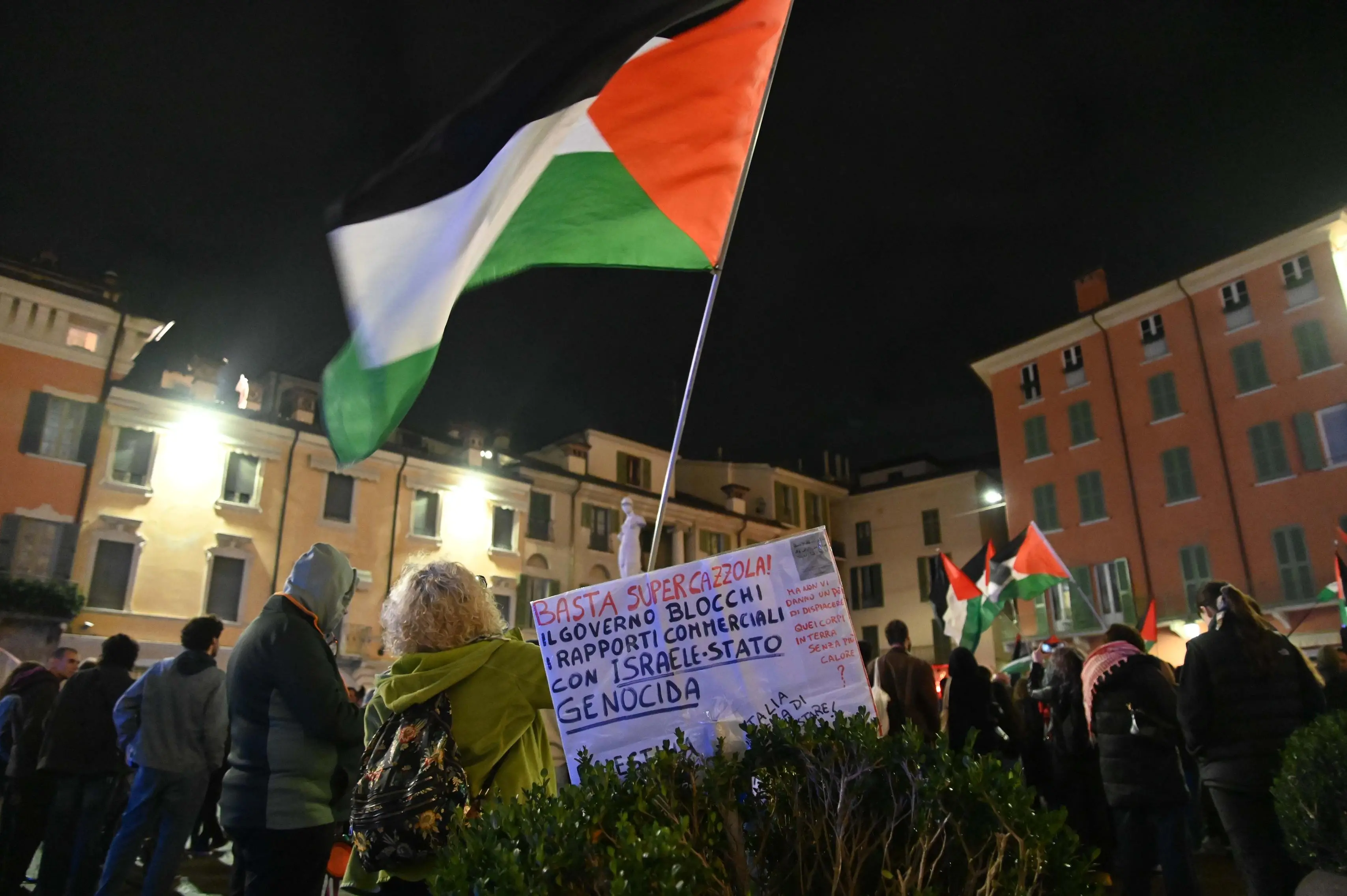 La protesta dei ProPal in piazza Paolo VI