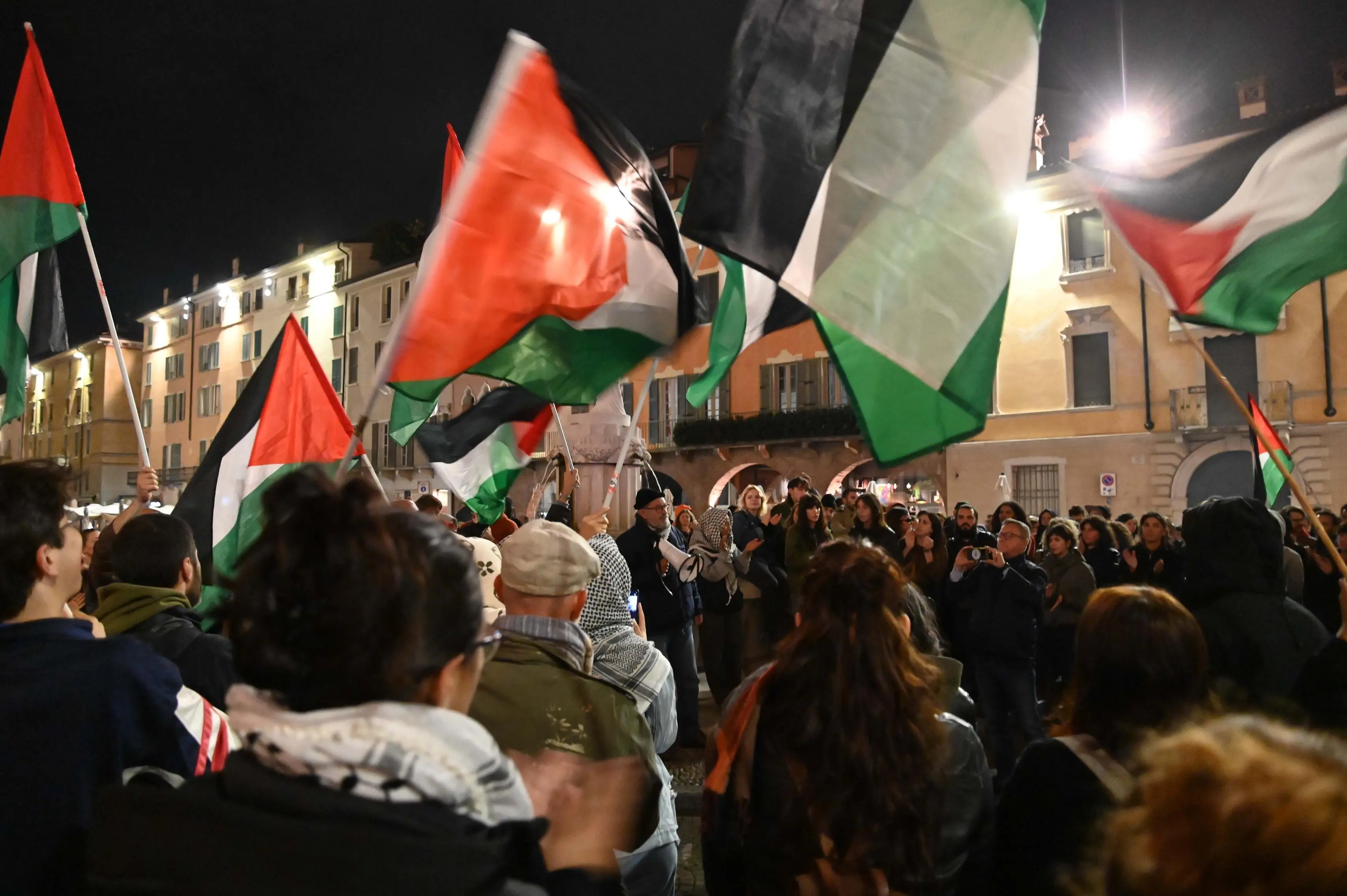 La protesta dei ProPal in piazza Paolo VI