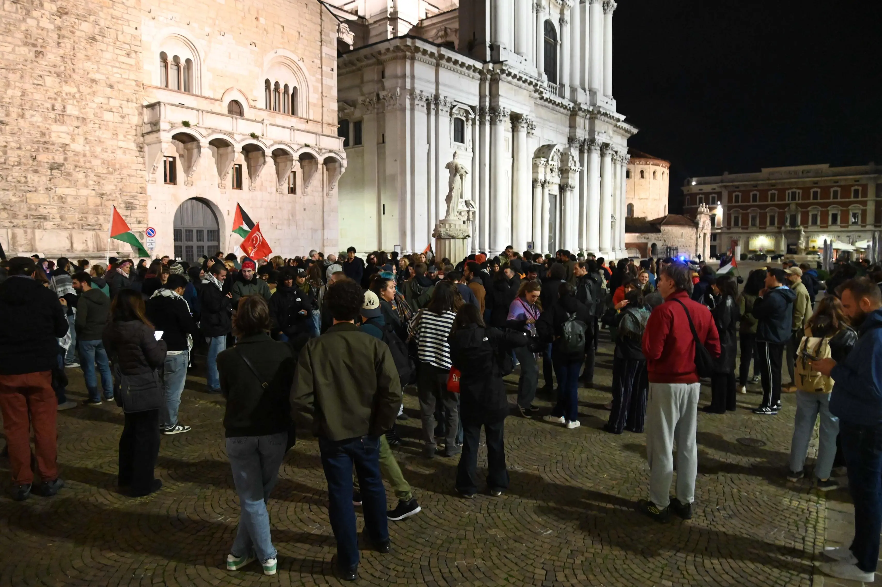 La protesta dei ProPal in piazza Paolo VI