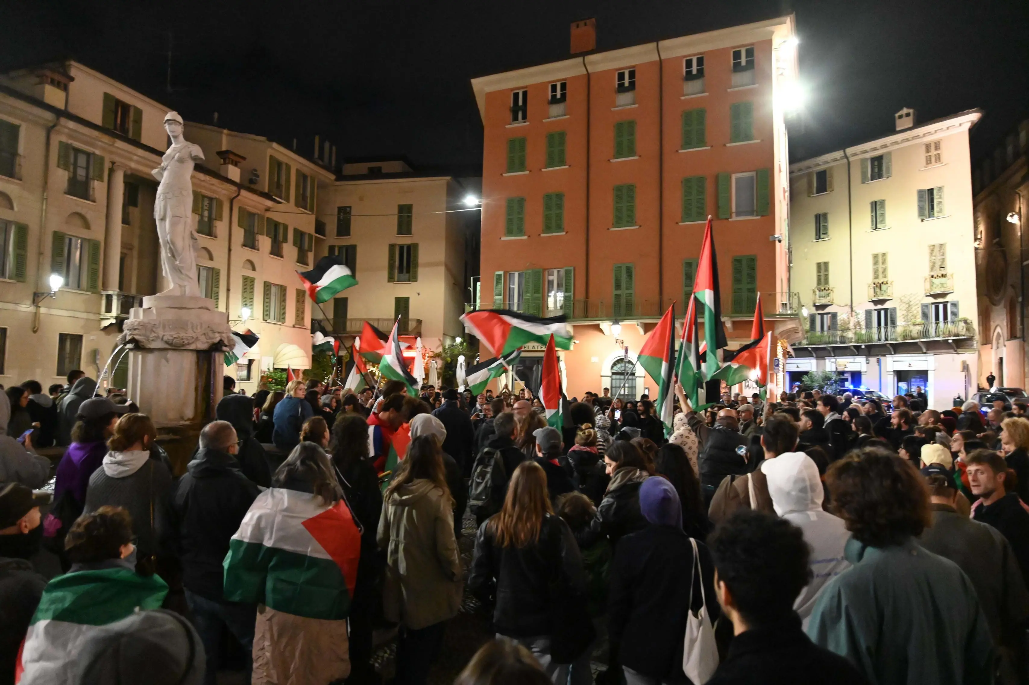 La protesta dei ProPal in piazza Paolo VI
