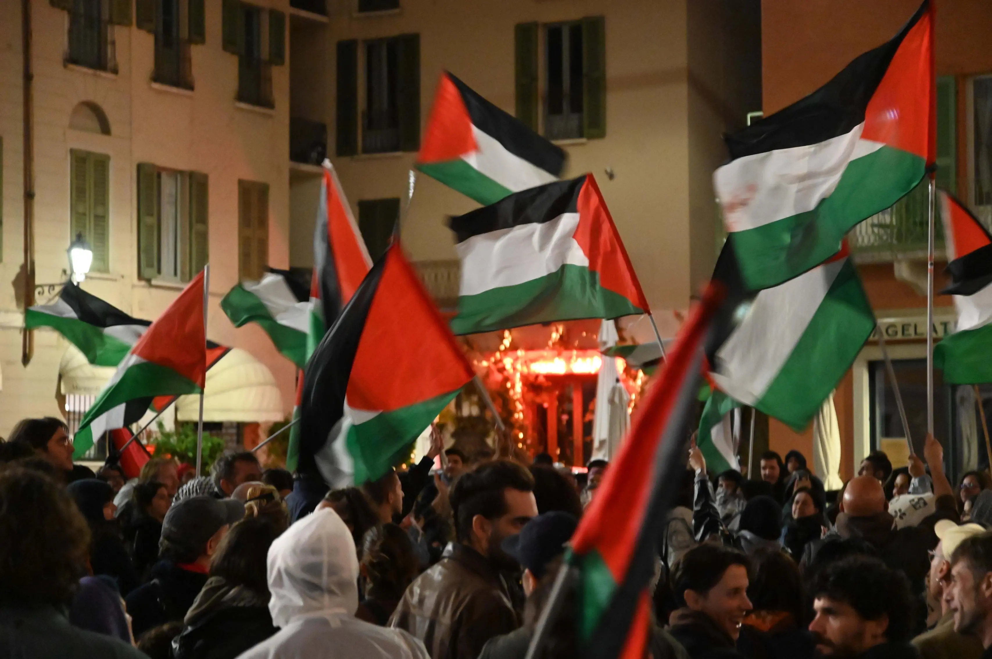 La protesta dei ProPal in piazza Paolo VI