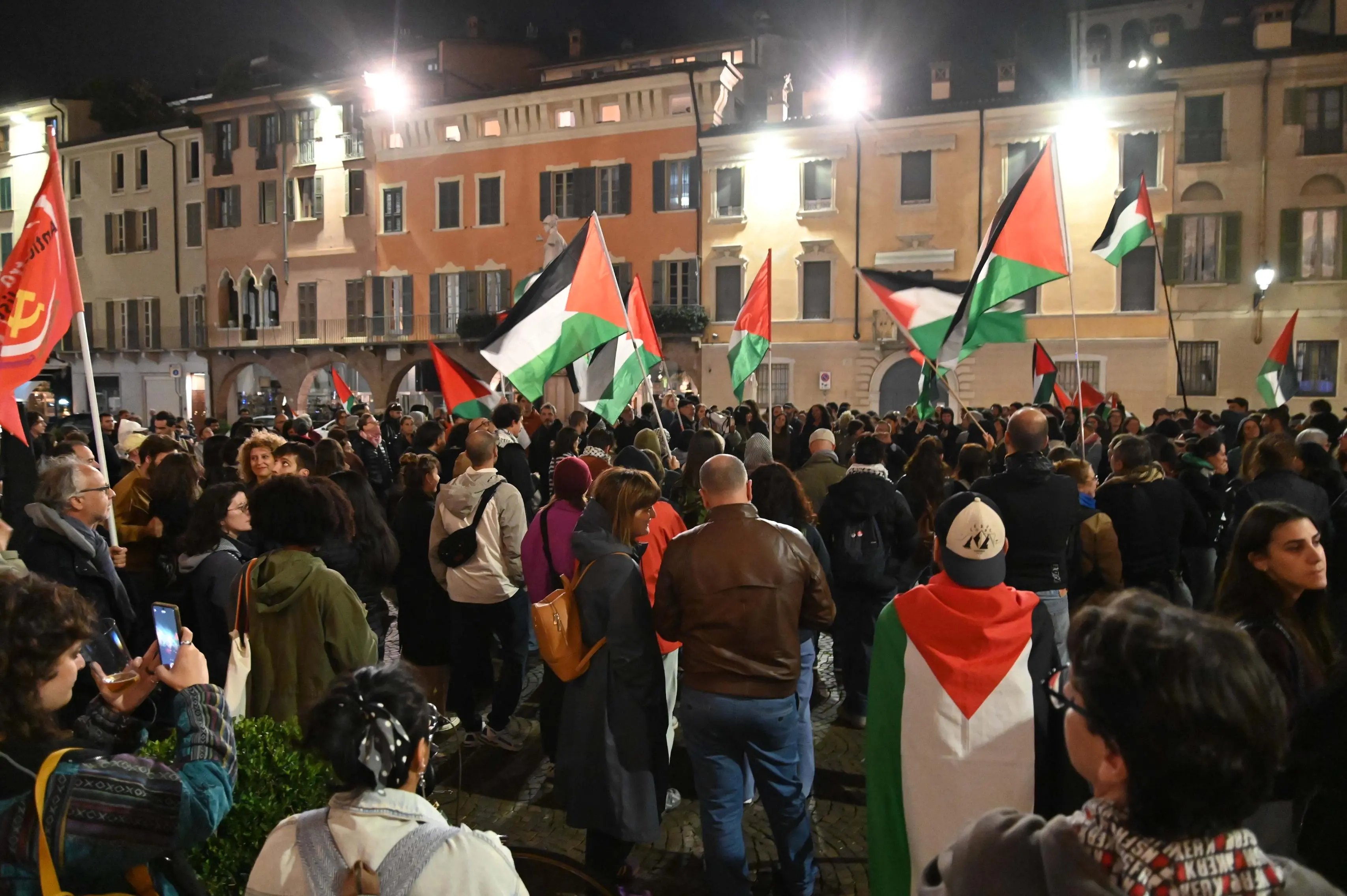 La protesta dei ProPal in piazza Paolo VI
