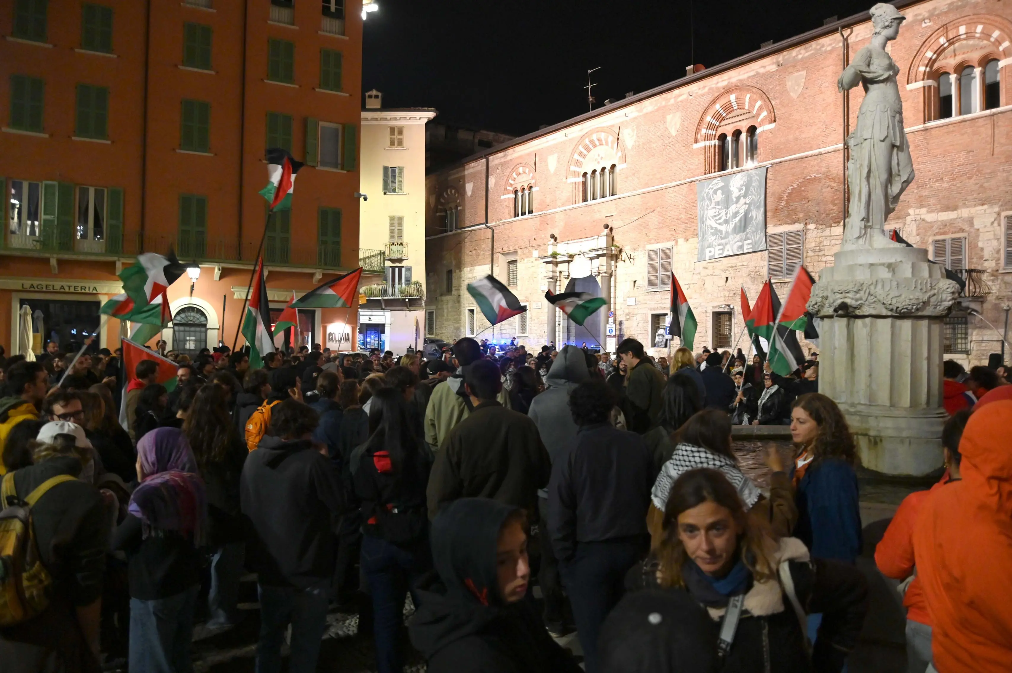 La protesta dei ProPal in piazza Paolo VI