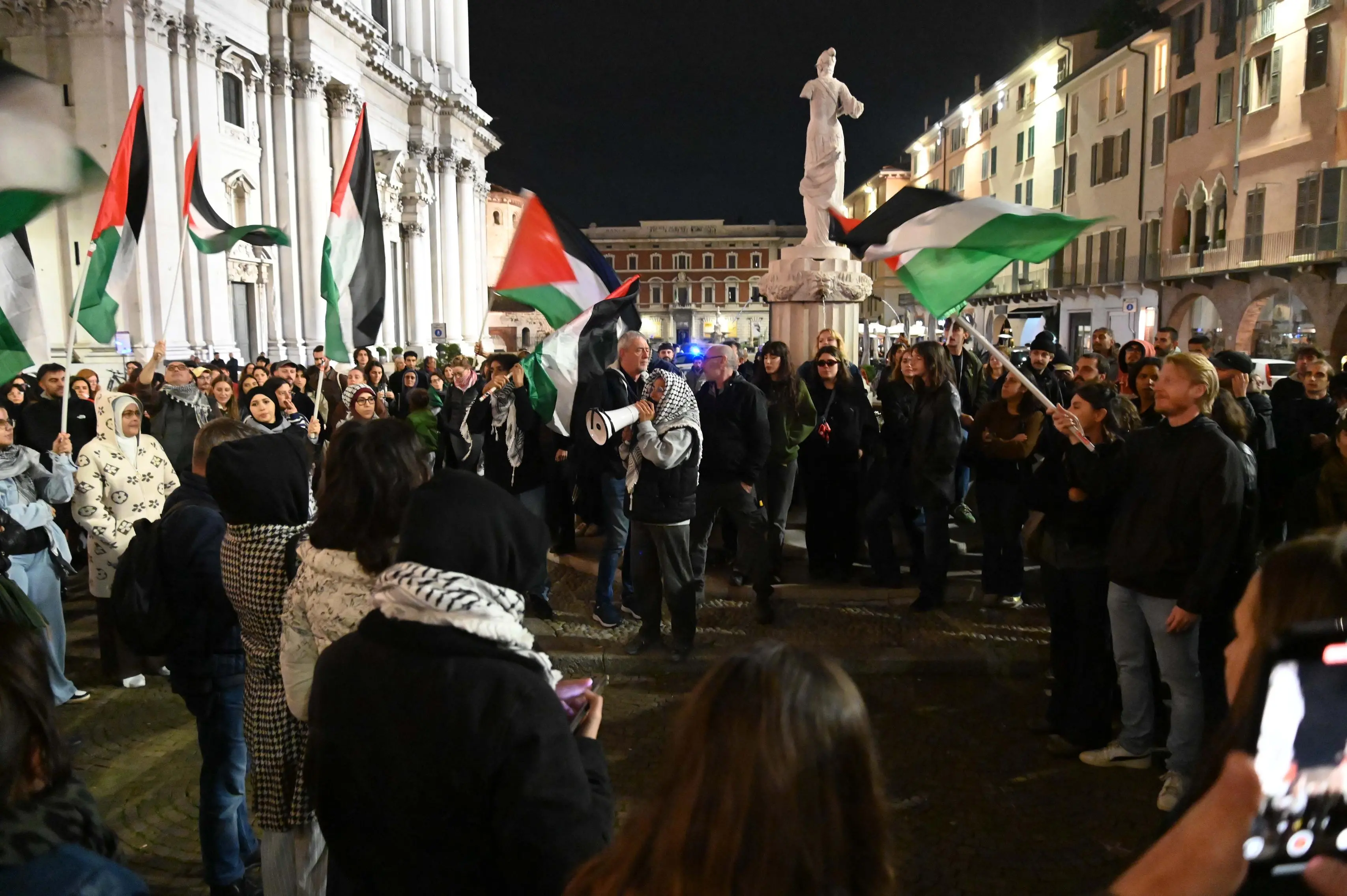 La protesta dei ProPal in piazza Paolo VI