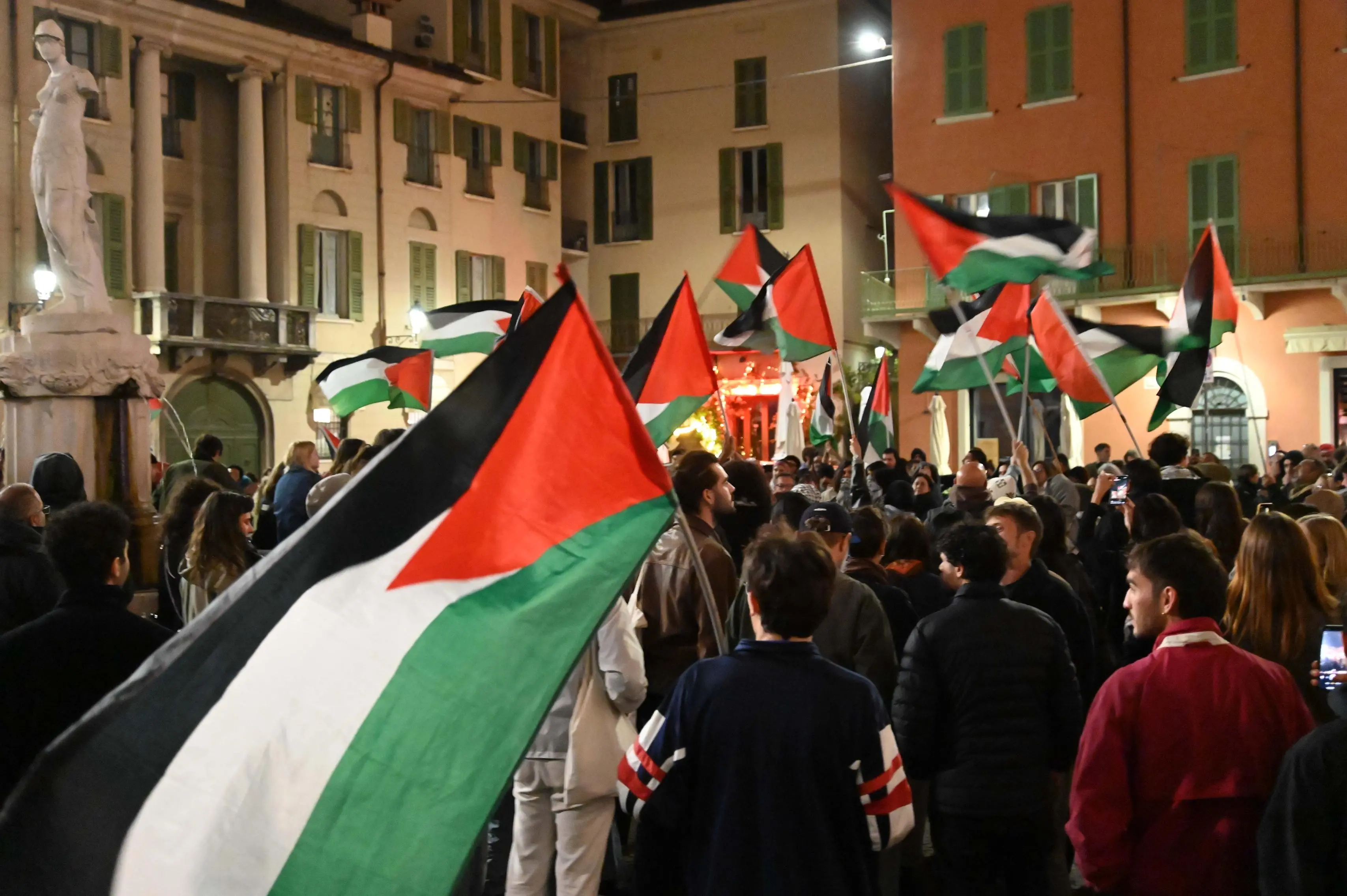 La protesta dei ProPal in piazza Paolo VI