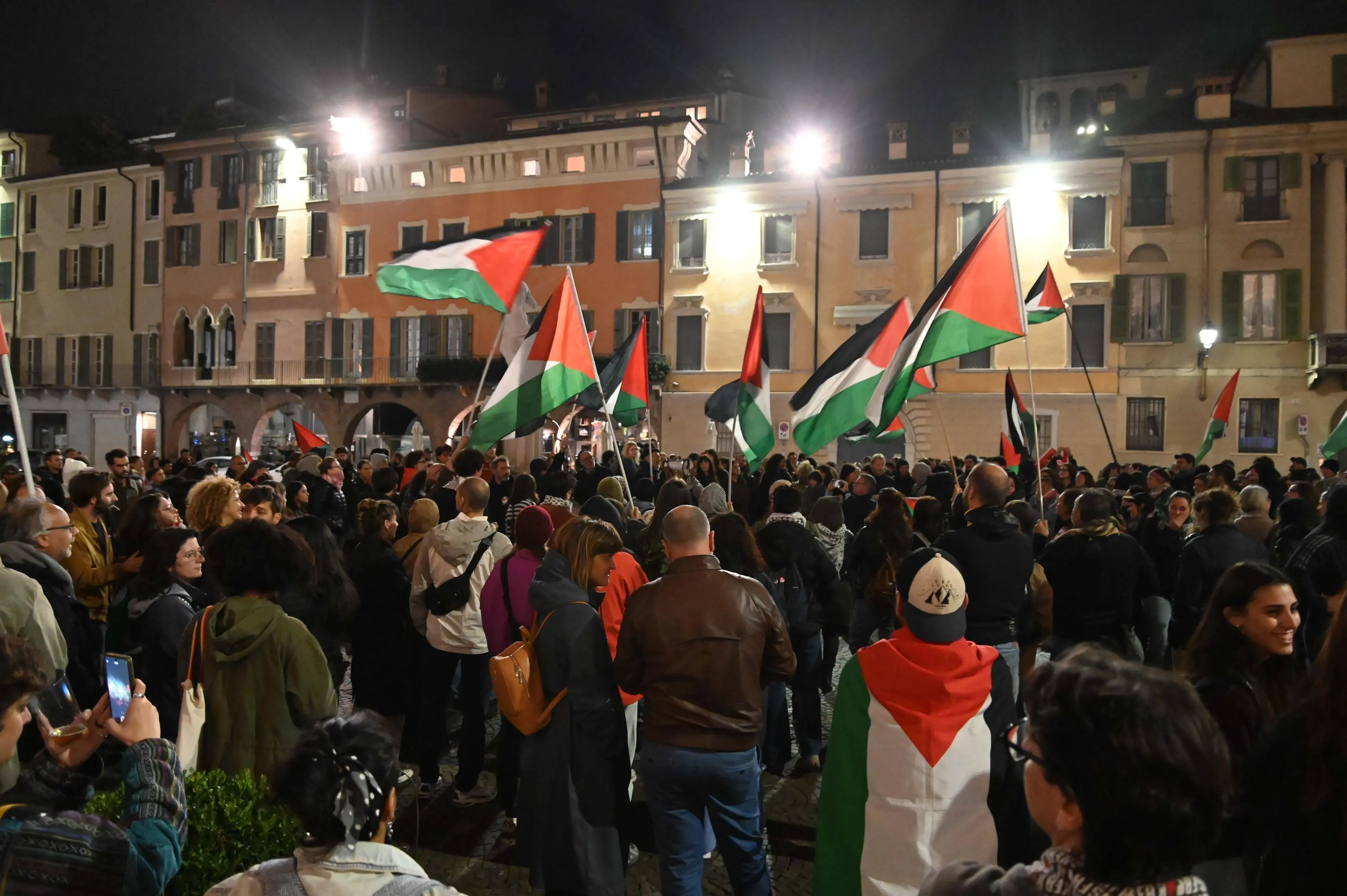 La protesta dei ProPal in piazza Paolo VI