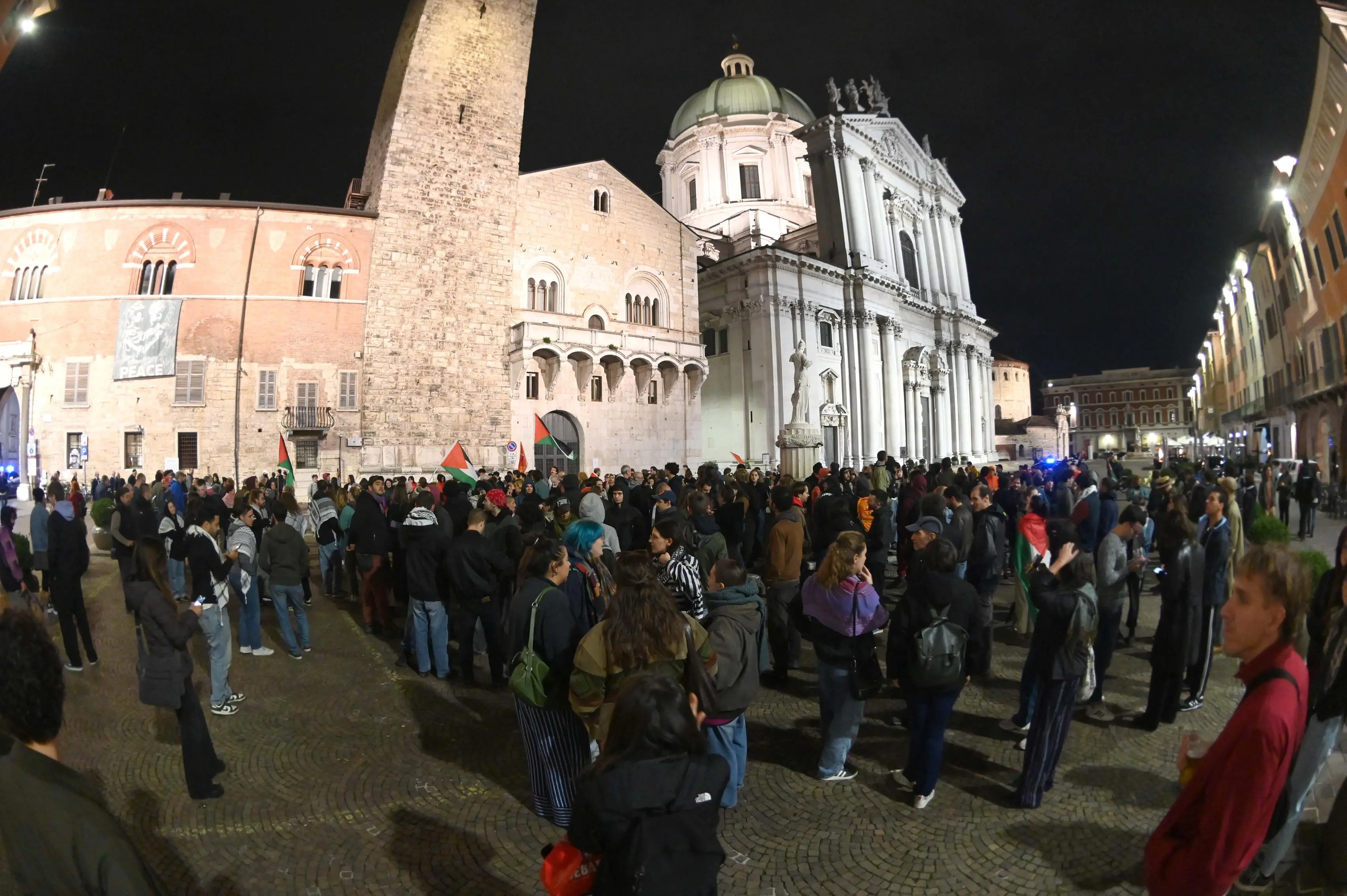 La protesta dei ProPal in piazza Paolo VI