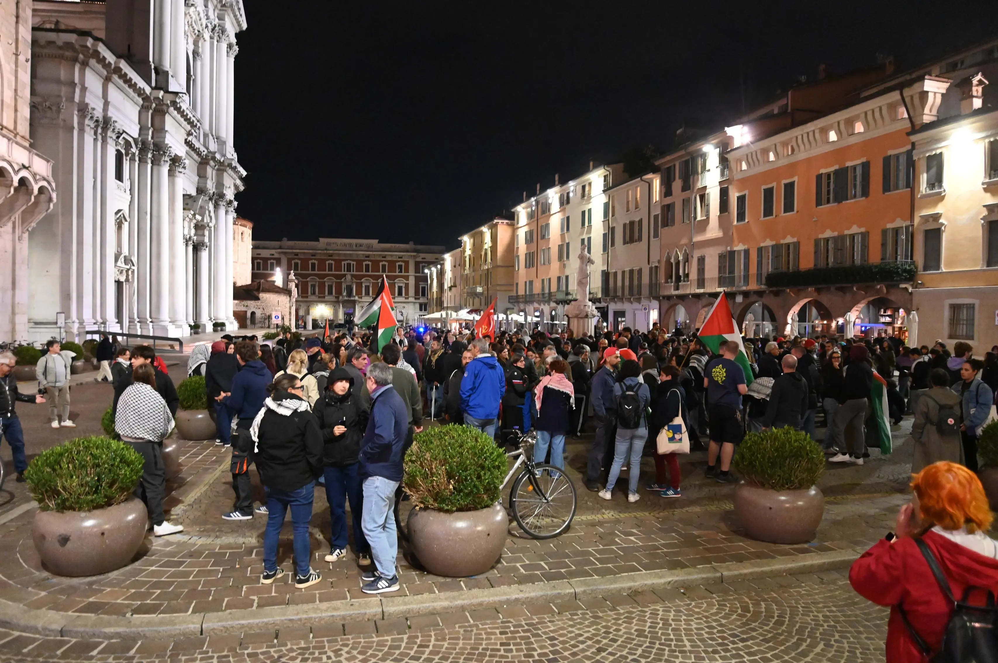 La protesta dei ProPal in piazza Paolo VI