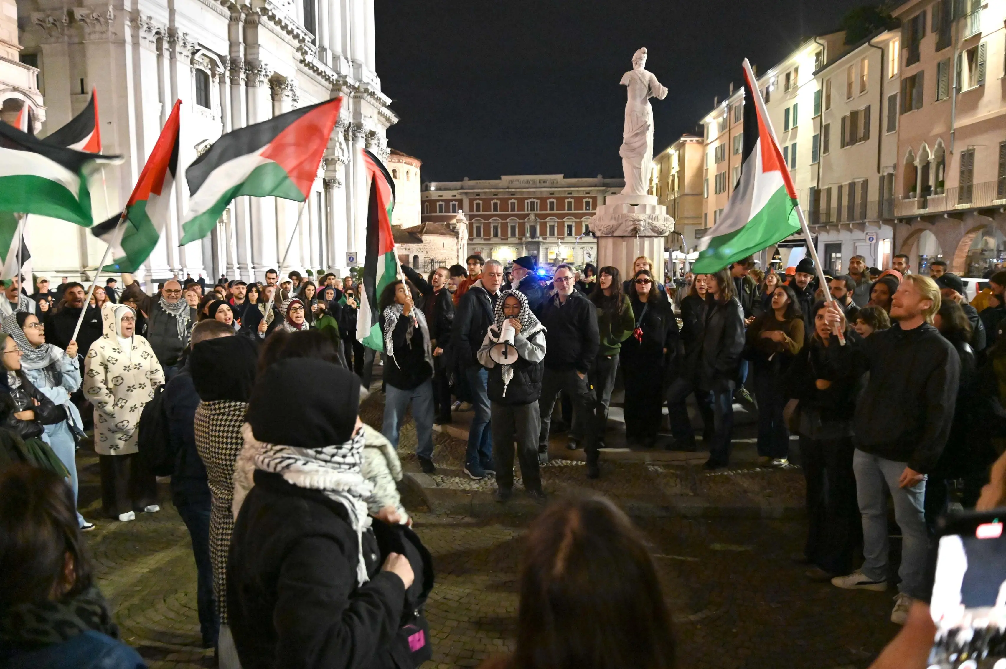 La protesta dei ProPal in piazza Paolo VI