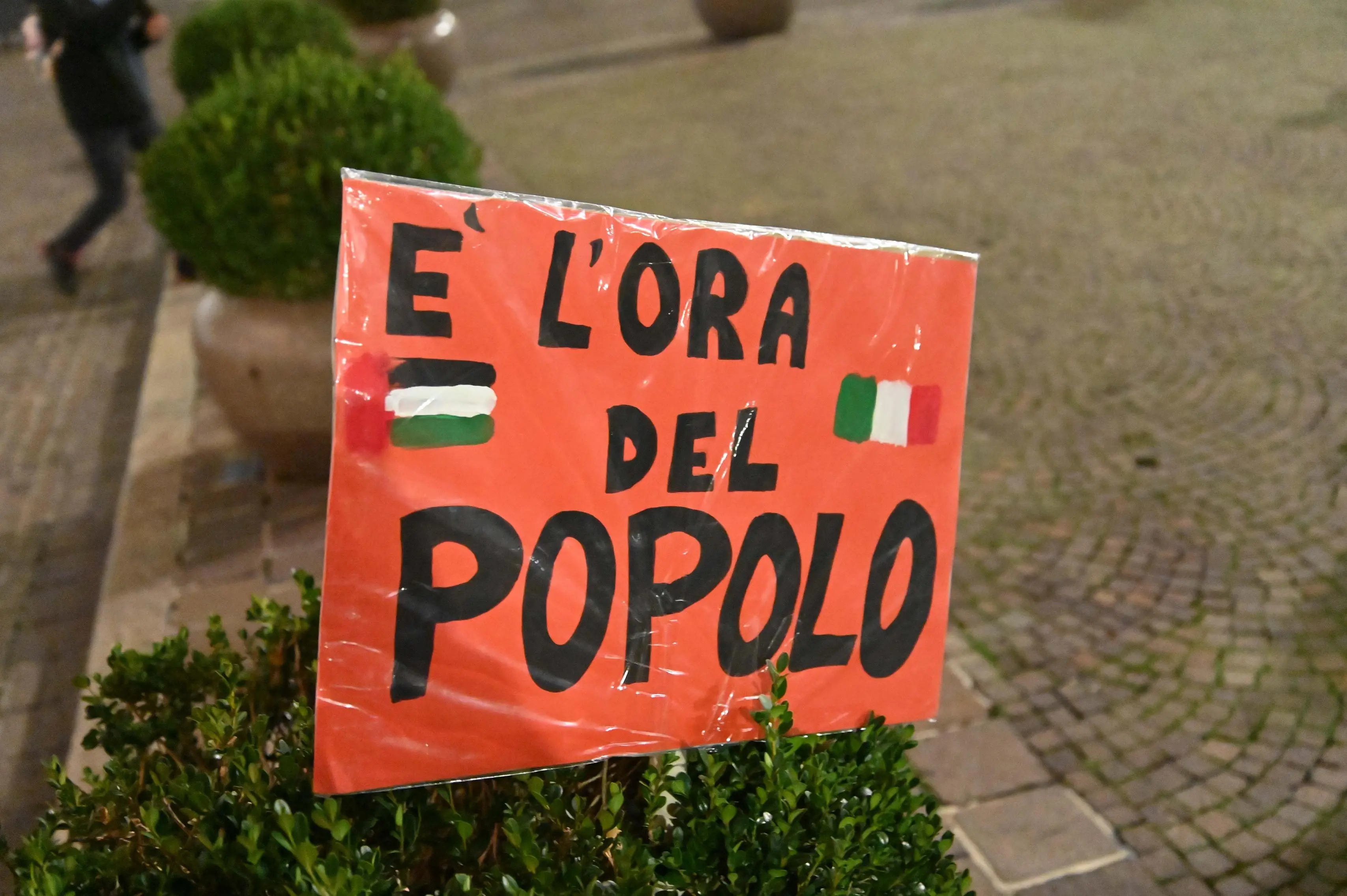 La protesta dei ProPal in piazza Paolo VI