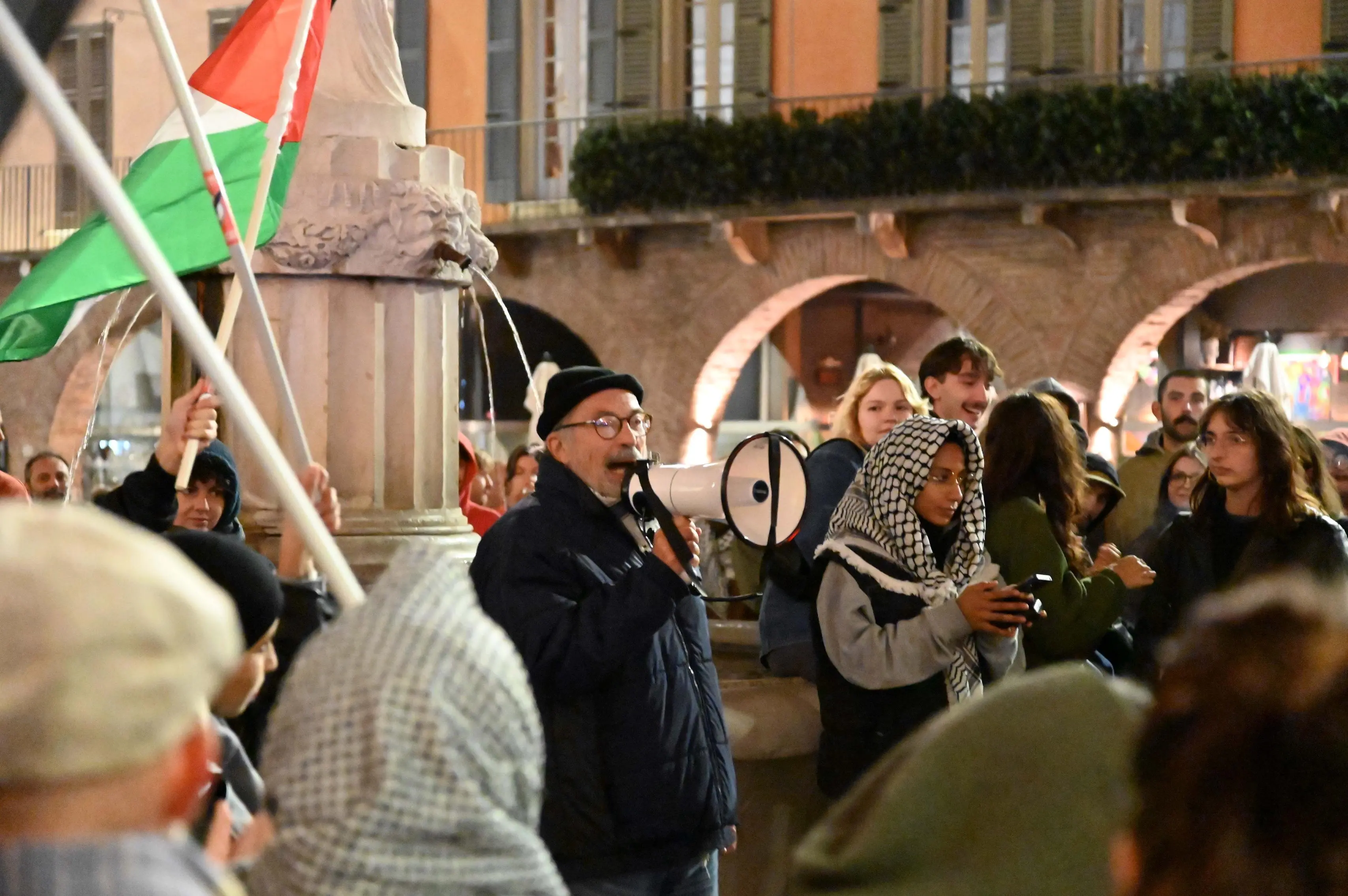 La protesta dei ProPal in piazza Paolo VI
