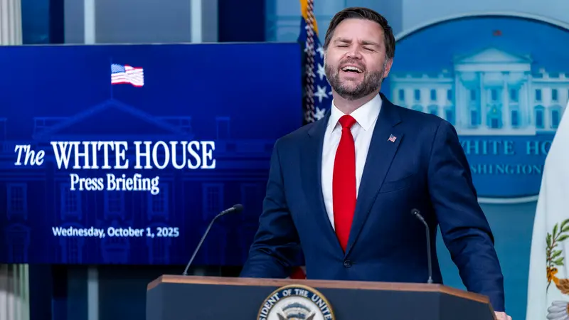 Il vicepresidente USA JD Vance parla con i giornalisti - Foto Ansa © www.giornaledibrescia.it