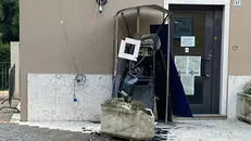 Il bancomat sventrato a Manerba del Garda