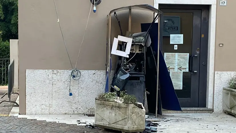 Il bancomat sventrato a Manerba del Garda