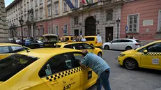 epa12401139 Taxi drivers take part in a protest against the planned amendment of the capital's taxi ordinance in front of the City Hall in Budapest, Hungary, 24 September 2025. EPA/TIBOR ILLYES HUNGARY OUT