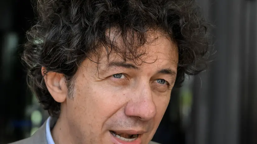 Marco Cappato, tesoriere dell'Associazione Luca Coscioni, partecipa al presidio organizzato oggi a Napoli davanti alla sede del Consiglio Regionale di discutere "Liberi Subito", la raccolta firme sulla legge di iniziativa popolare per garantire tempi certi e procedure chiare per le verifiche predisposte dalla Corte costituzionale per l'accesso al suicidio medicalmente assistito. Napoli, 21 maggio 2025. ANSA / CIRO FUSCO