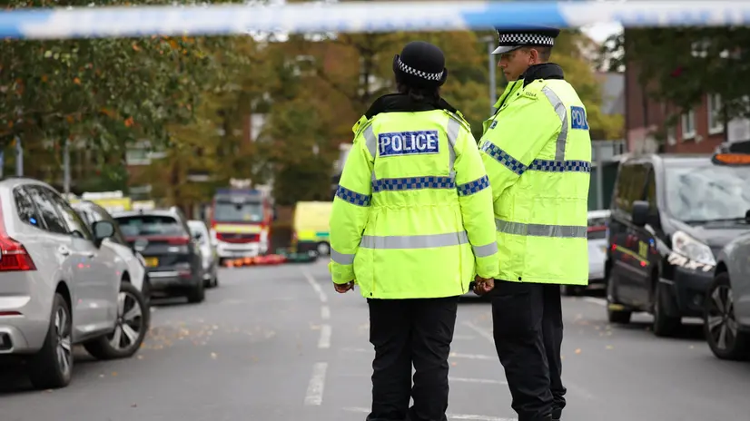epa12423304 A police cordon in Manchester, Britain, 02 October 2025. Two people have died after a car and stabbing attack at a synagogue in Manchester, with the suspect shot by police. EPA/ADAM VAUGHAN