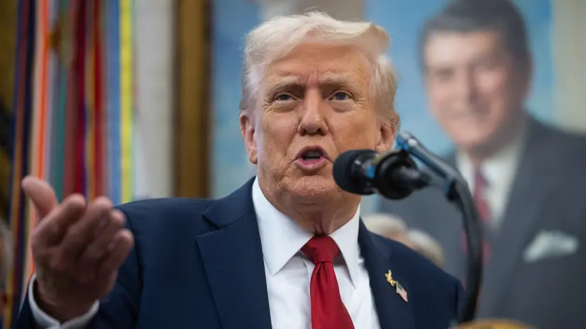 epa12418493 US President Donald Trump speaks during an announcement of a drug-pricing deal with Pfizer in the Oval Office of the White House at the White House in Washington, 30 September 2025. EPA/FRANCIS CHUNG / POOL