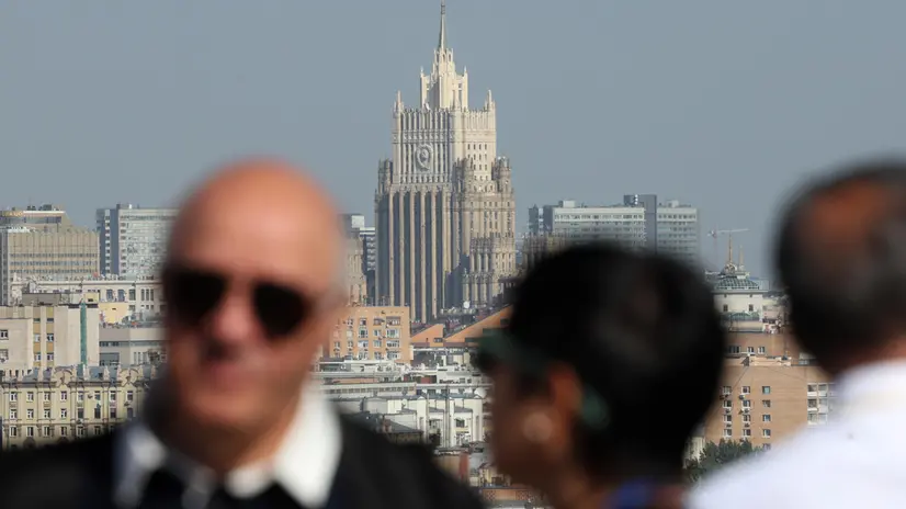 epa12382618 People visit the observation deck at Vorobyovy gory (Sparrow Hills) with the building of the Ministry of Foreign Affairs of Russia in the background on a sunny autumn day in Moscow, Russia, 16 September 2025. EPA/MAXIM SHIPENKOV