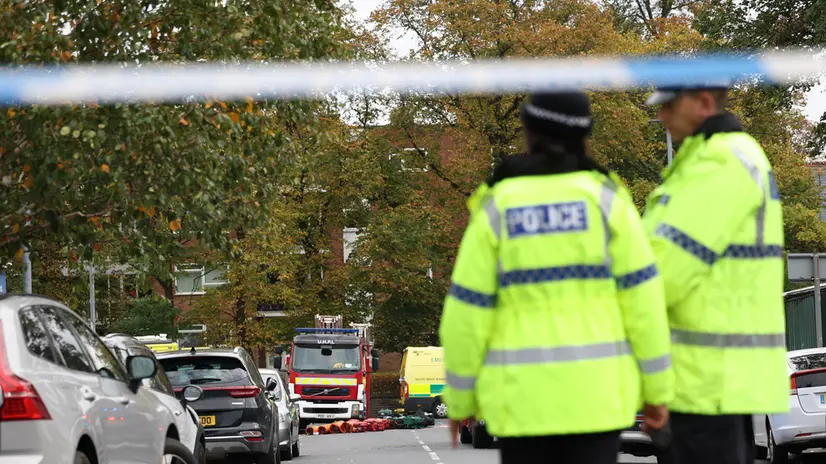 epaselect epa12423303 A police cordon in Manchester, Britain, 02 October 2025. Two people have died after a car and stabbing attack at a synagogue in Manchester, with the suspect shot by police. EPA/ADAM VAUGHAN
